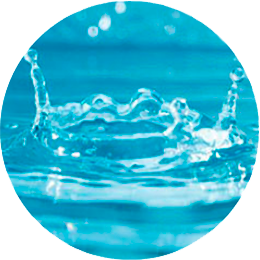 Un primer plano de una salpicadura de agua en un círculo.