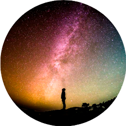 Una silueta de una persona parada bajo un cielo estrellado.