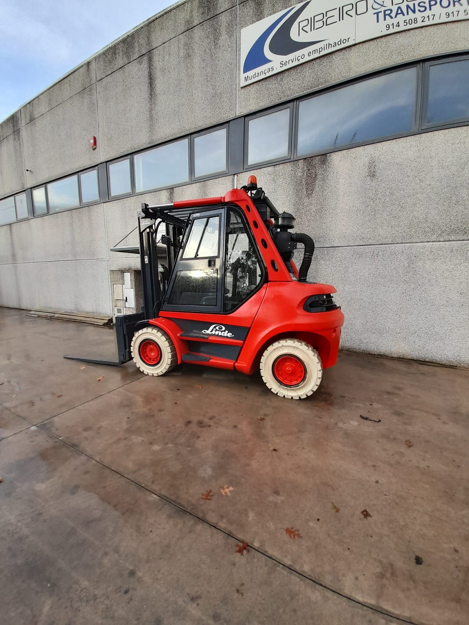 Uma escavadeira amarela está em cima de um caminhão plataforma.