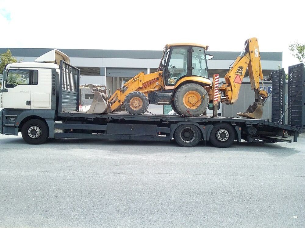 Um caminhão está carregado com muitos paletes de madeira