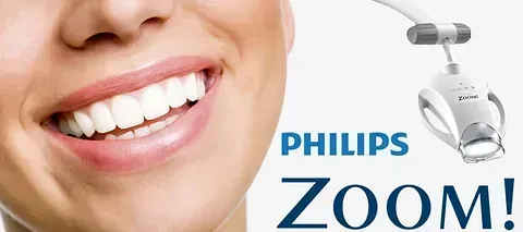 Un primer plano de la sonrisa de una mujer con un logotipo de Philips Zoom en el fondo.