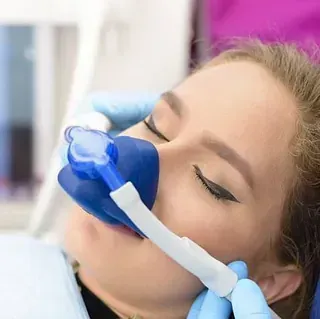 Una mujer lleva una máscara de oxígeno en el dentista.