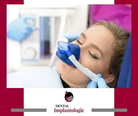 Una mujer está acostada en una silla dental con una máscara de oxígeno en la cara.