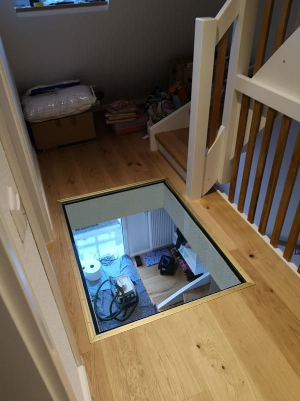 Eine Treppe mit einem Loch im Boden, die zu einem Raum führt.