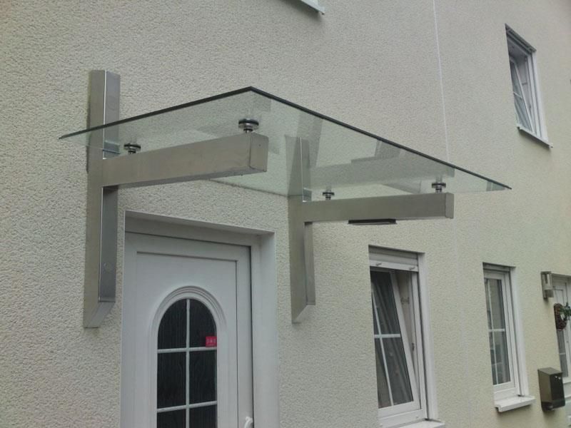 Eine weiße Tür mit einem Glasdach darüber