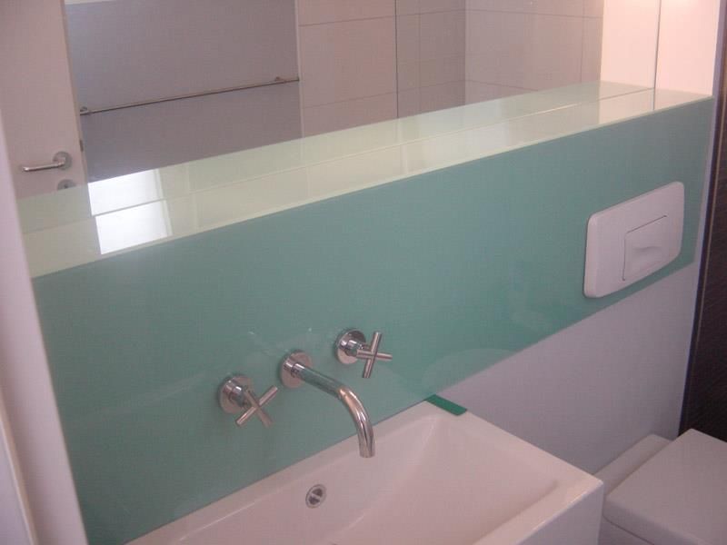 Ein Badezimmer mit Waschbecken, Toilette und Spiegel.