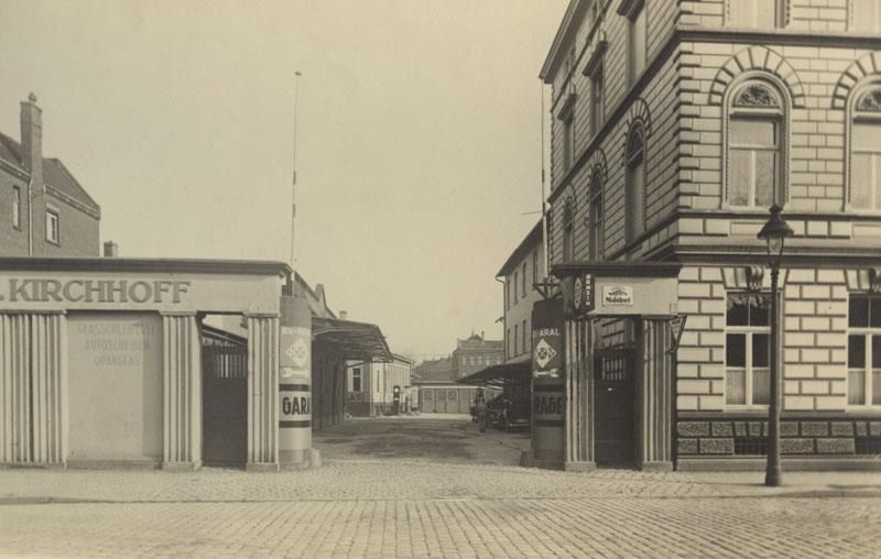 Ein Schwarzweißfoto eines Backsteingebäudes namens Kirchhoff