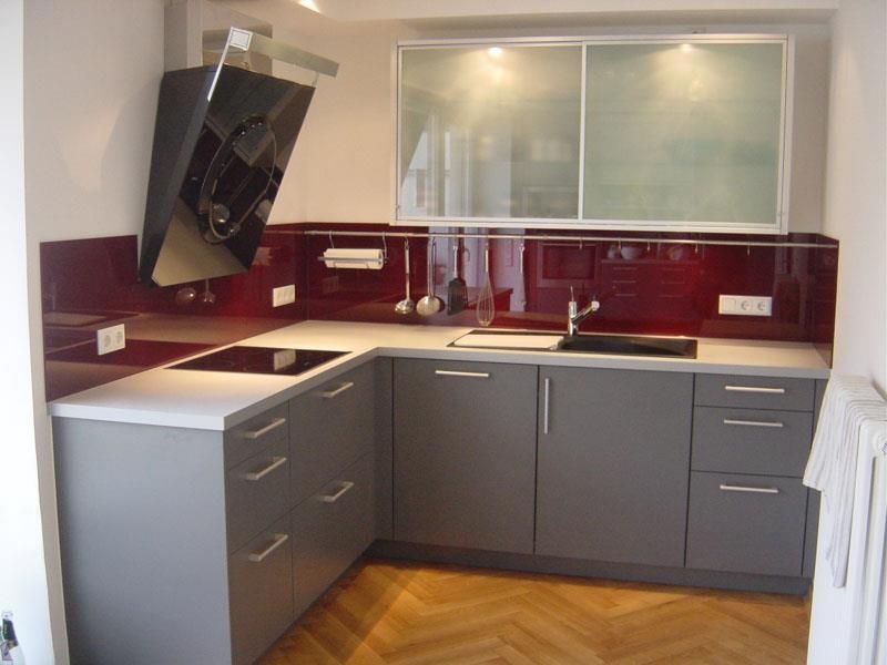 Eine Küche mit grauen Schränken und einem Herd mit Backofen