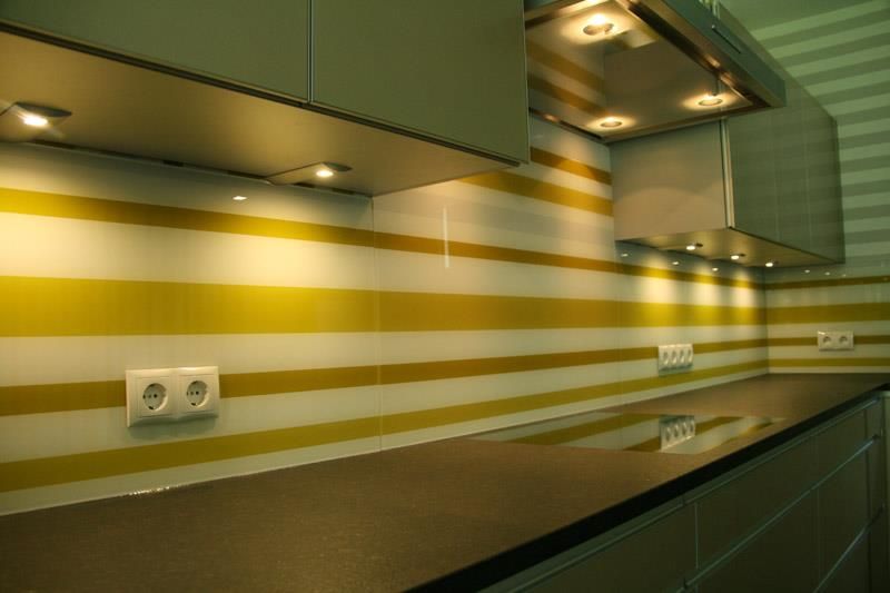 Eine Küche mit gelben und weißen Streifen an der Wand