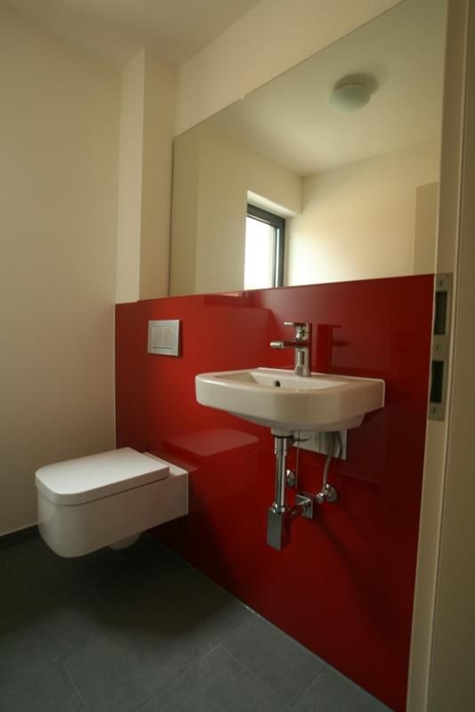 Ein Badezimmer mit Toilette, Waschbecken und Spiegel