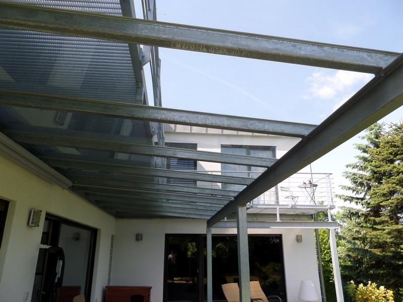 Ein Haus mit Glasdach und Balkon