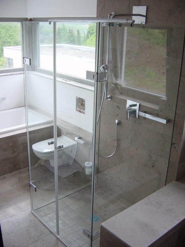 Ein Badezimmer mit Toilette, Dusche, Badewanne und Spiegel.