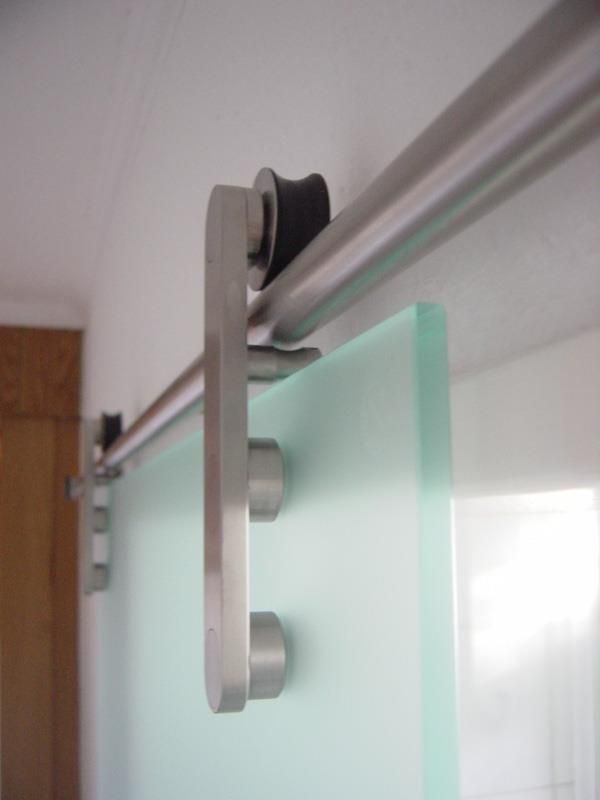 Eine Glasschiebetür mit Edelstahlgeländer