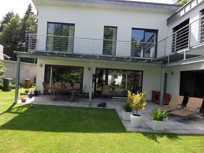 Ein großes weißes Haus mit einem großen Rasen davor