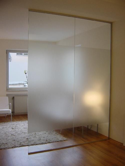 Ein Raum mit einer Glasschiebetür zwischen zwei Räumen.