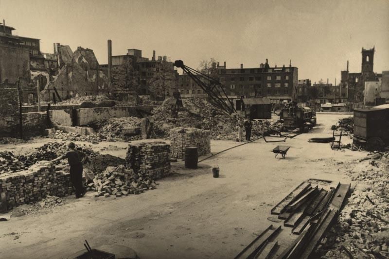 Ein Schwarzweißfoto eines Gebäudes, das abgerissen wird