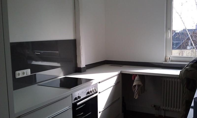 Eine Küche mit Herd und Fenster