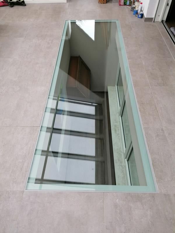 Ein Glasboden mit Treppen, die nach unten führen