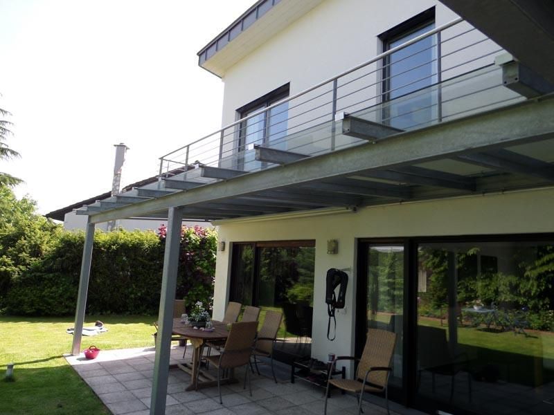 Ein Haus mit einem Balkon und einem Tisch und Stühlen darauf