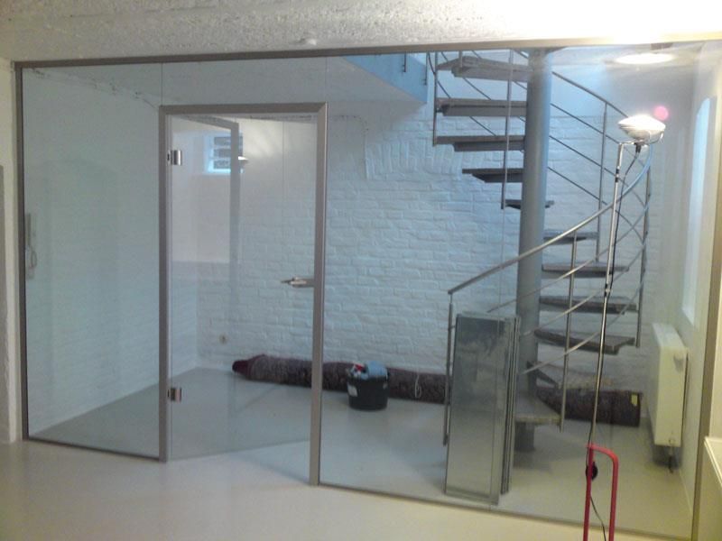 Ein leerer Raum mit einer Wendeltreppe und einer Glaswand