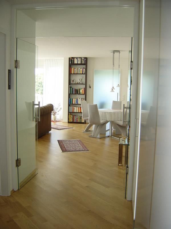 Ein Wohnzimmer mit Tisch und Stühlen und einem Bücherregal