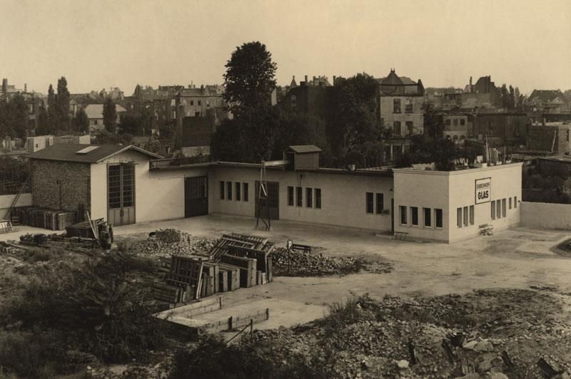 Ein Schwarzweißfoto eines im Bau befindlichen Gebäudes