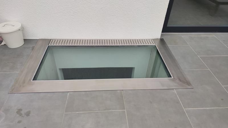 Ein Glasfenster im Boden eines Gebäudes.