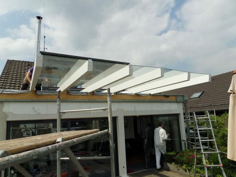 Ein Mann arbeitet auf dem Dach eines Hauses