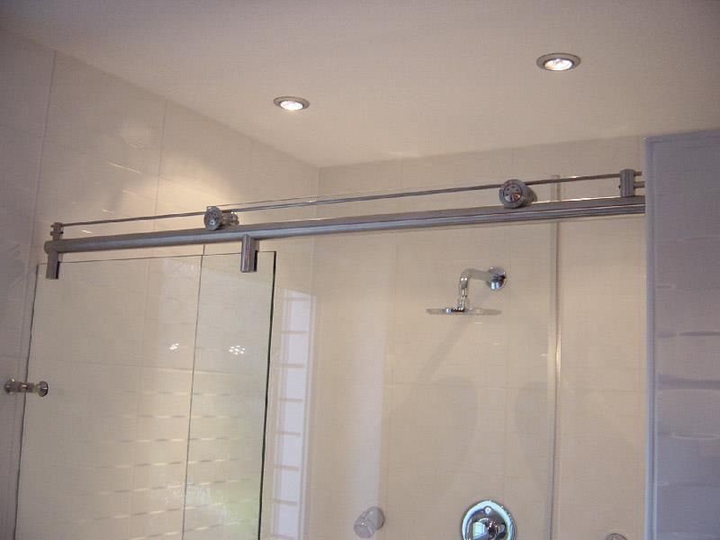 Ein Badezimmer mit einer Glasschiebetür zur Dusche