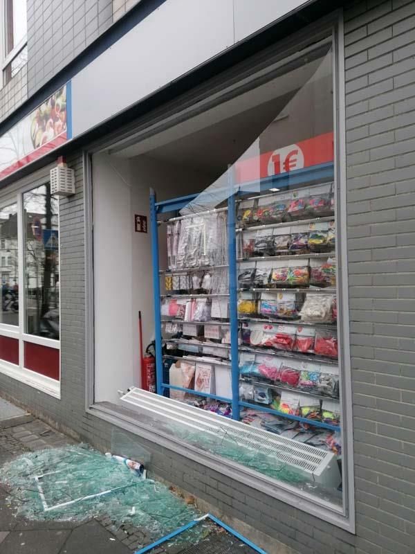 Eine Ladenfront mit einem zerbrochenen Glasfenster
