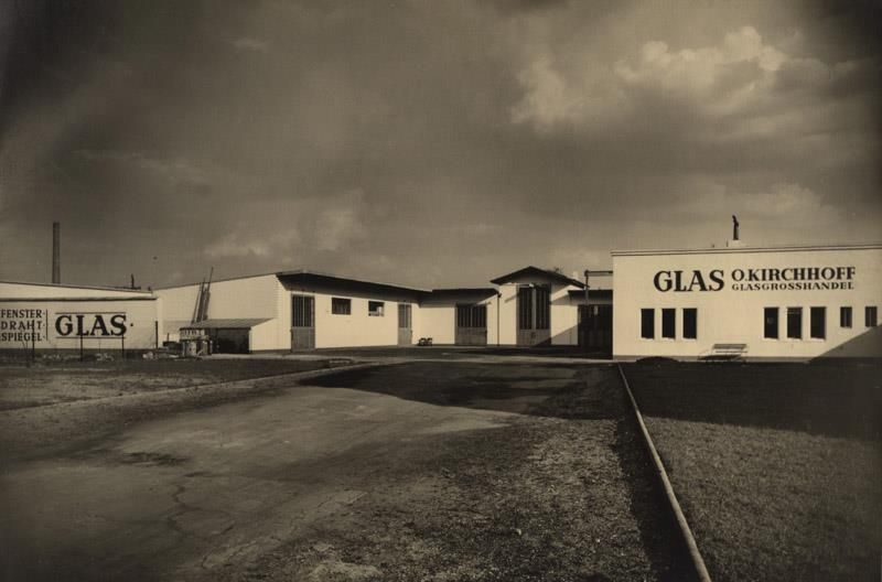 Ein Schwarzweißfoto einer Glasfabrik