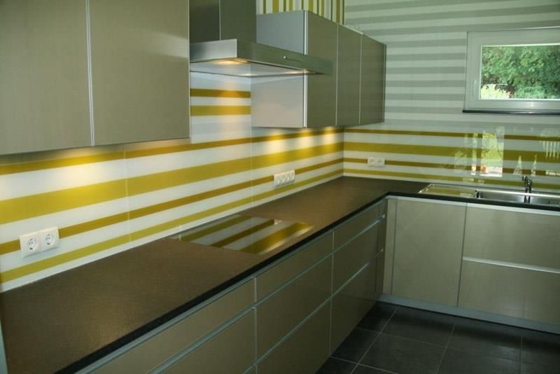 Eine Küche mit gelben und weißen Streifen an der Wand