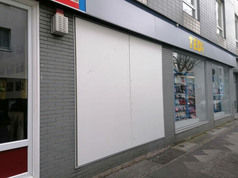 Eine Ladenfront mit einem Schild mit der Aufschrift