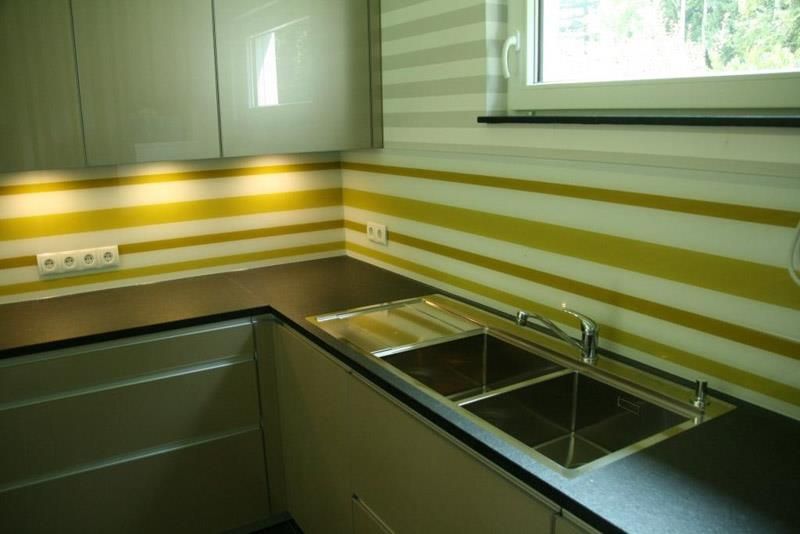 Eine Küche mit zwei Spülbecken und einer gestreiften Wand