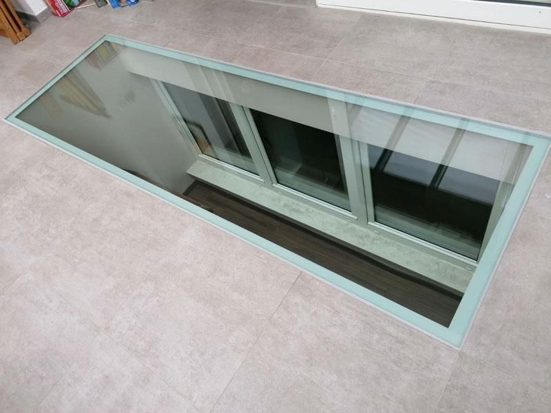 Ein Glasboden mit einem Fenster in der Mitte