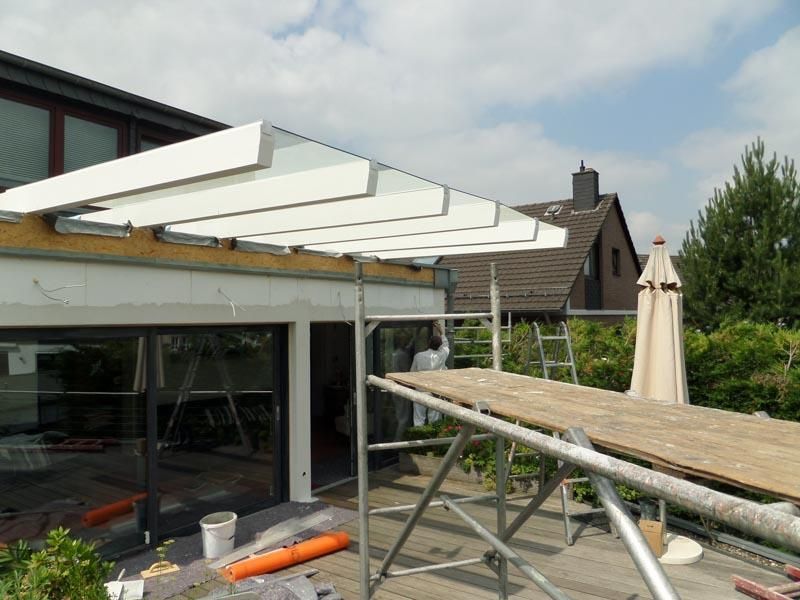 Auf dem Dach eines Hauses wird ein Baldachin gebaut