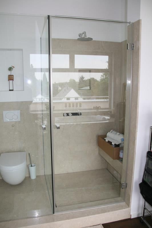 Ein Badezimmer mit ebenerdiger Dusche und Toilette