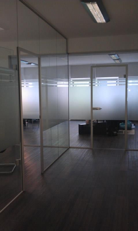 Ein Raum mit vielen Glaswänden und Türen