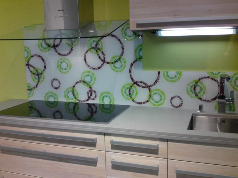 Eine Küche mit Herd und Spüle