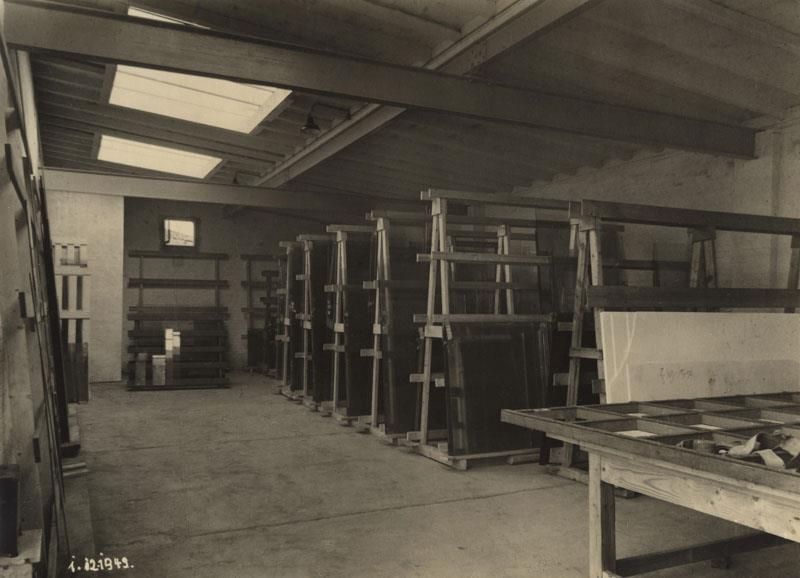 Ein Schwarzweißfoto eines Lagerhauses mit der Jahreszahl 1942 auf der Unterseite