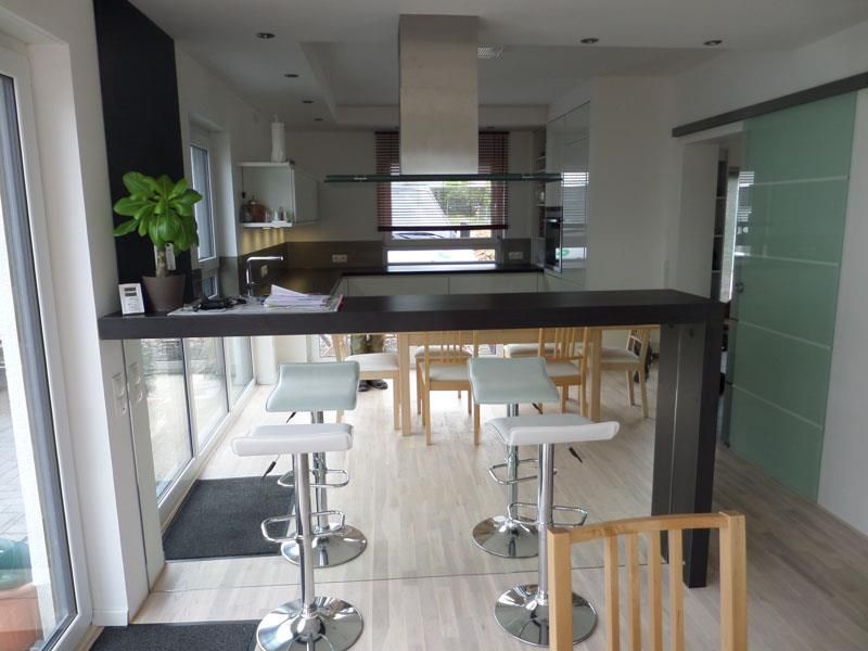 Eine Küche mit Hockern und einem Tisch und Stühlen