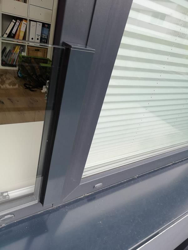 Eine Nahaufnahme eines Fensters mit Jalousien