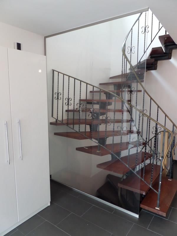 Eine Treppe mit Metallgeländer und Holzstufen