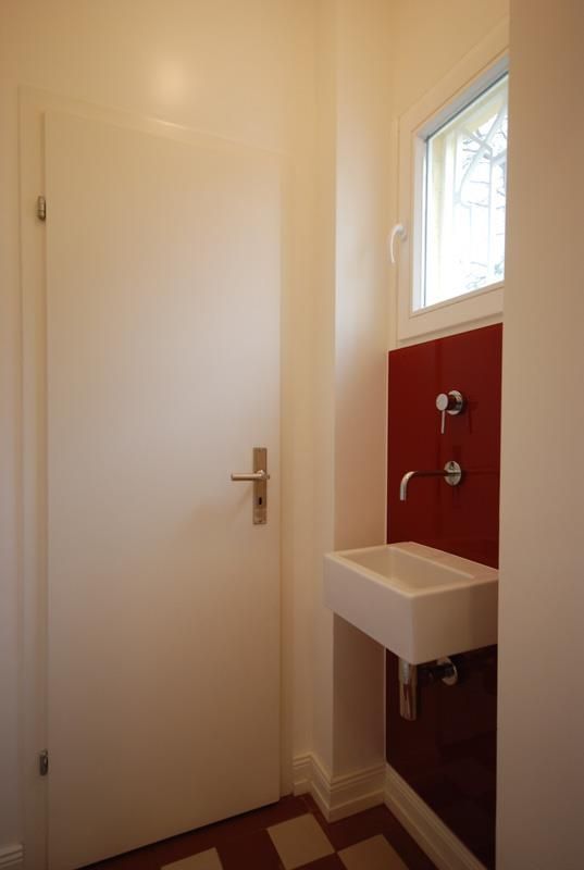 Ein Badezimmer mit Waschbecken und Fenster