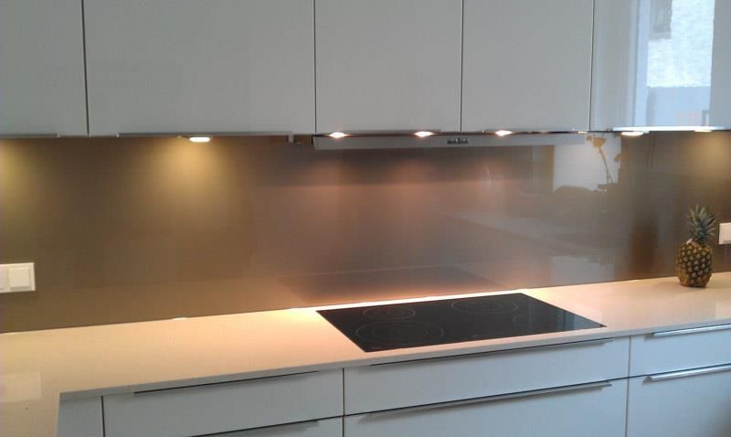 Eine Küche mit weißen Schränken und einem Herd mit Backofen