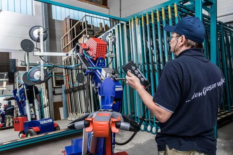 Ein Mann hält eine Fernbedienung vor einer Maschine