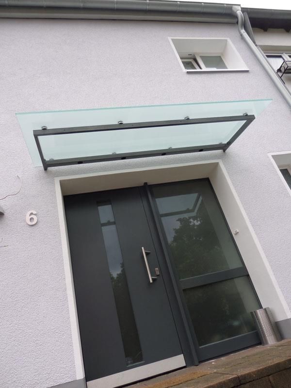 Die Eingangstür eines Gebäudes mit der Nummer 6 darauf