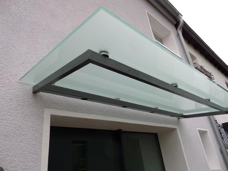 Ein Gebäude mit einem Glasdach über einer Tür