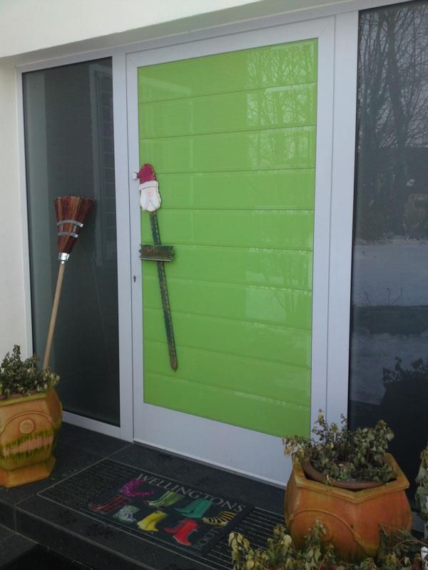 Eine grüne Tür mit einem Schneemann darauf