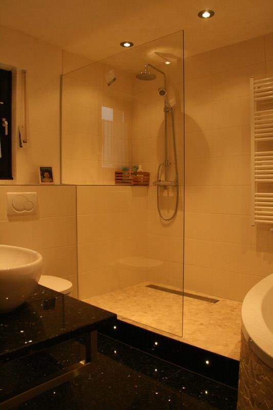 Ein Badezimmer mit ebenerdiger Dusche und Waschbecken